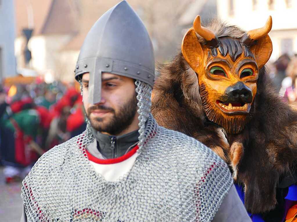 2400 Hstrger, Blaskappeln, Guggemusiken und Narrencliquen verwandelten Zarten beim Jubilum der Schlangenzunft in einen wahrhaftigen Hexenkessel.