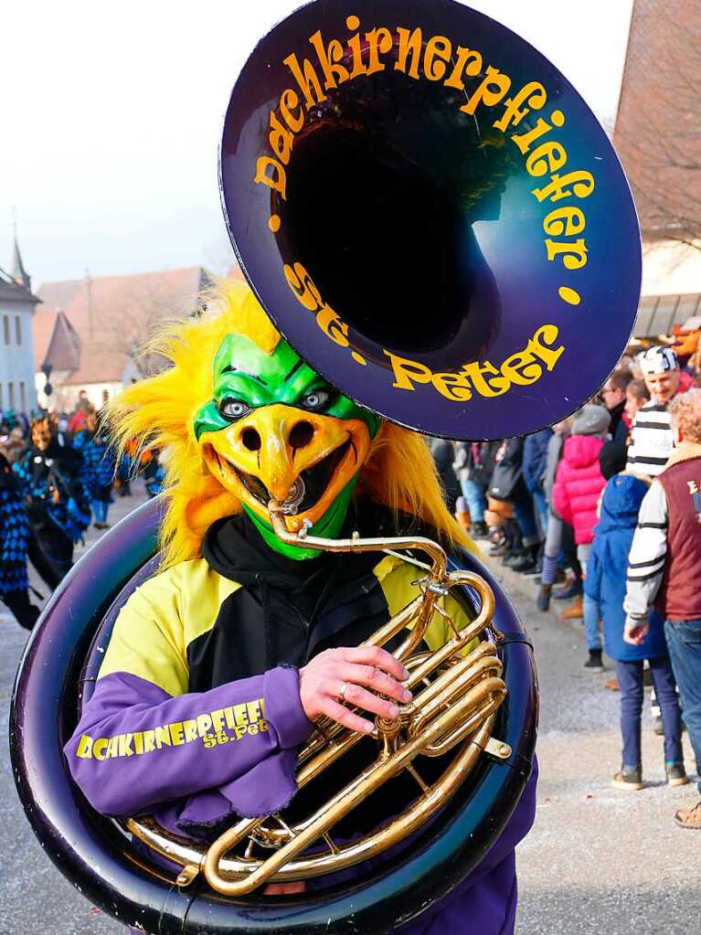 2400 Hstrger, Blaskappeln, Guggemusiken und Narrencliquen verwandelten Zarten beim Jubilum der Schlangenzunft in einen wahrhaftigen Hexenkessel.