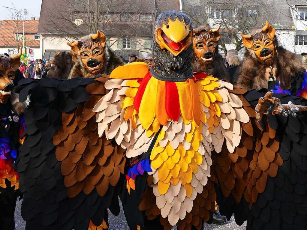 2400 Hstrger, Blaskappeln, Guggemusiken und Narrencliquen verwandelten Zarten beim Jubilum der Schlangenzunft in einen wahrhaftigen Hexenkessel.