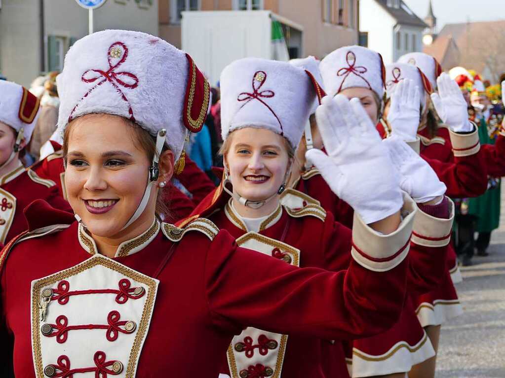 2400 Hstrger, Blaskappeln, Guggemusiken und Narrencliquen verwandelten Zarten beim Jubilum der Schlangenzunft in einen wahrhaftigen Hexenkessel.