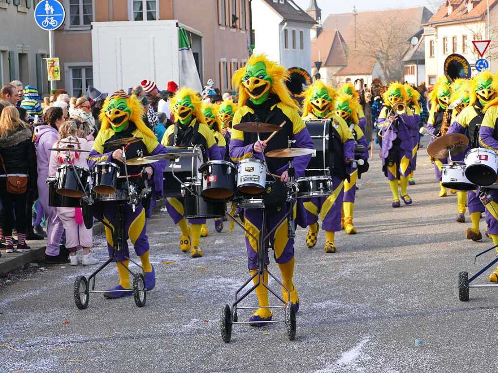 2400 Hstrger, Blaskappeln, Guggemusiken und Narrencliquen verwandelten Zarten beim Jubilum der Schlangenzunft in einen wahrhaftigen Hexenkessel.