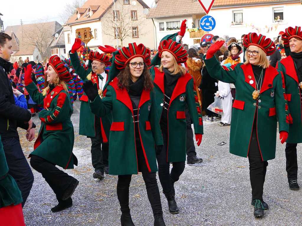 2400 Hstrger, Blaskappeln, Guggemusiken und Narrencliquen verwandelten Zarten beim Jubilum der Schlangenzunft in einen wahrhaftigen Hexenkessel.