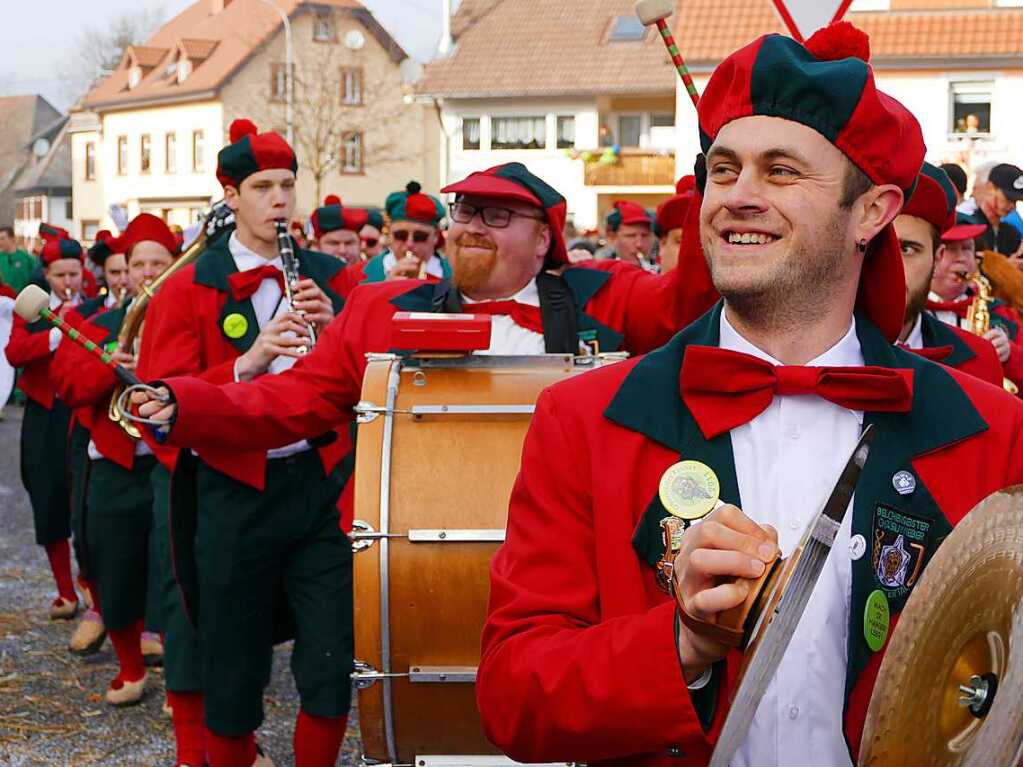 2400 Hstrger, Blaskappeln, Guggemusiken und Narrencliquen verwandelten Zarten beim Jubilum der Schlangenzunft in einen wahrhaftigen Hexenkessel.