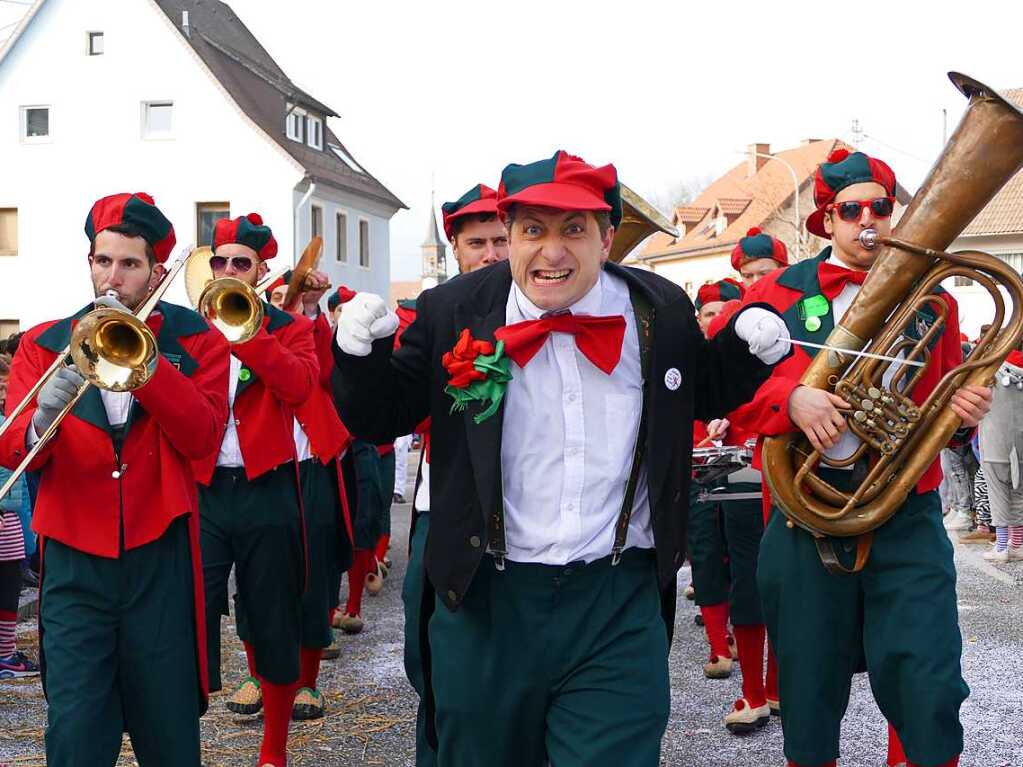 2400 Hstrger, Blaskappeln, Guggemusiken und Narrencliquen verwandelten Zarten beim Jubilum der Schlangenzunft in einen wahrhaftigen Hexenkessel.