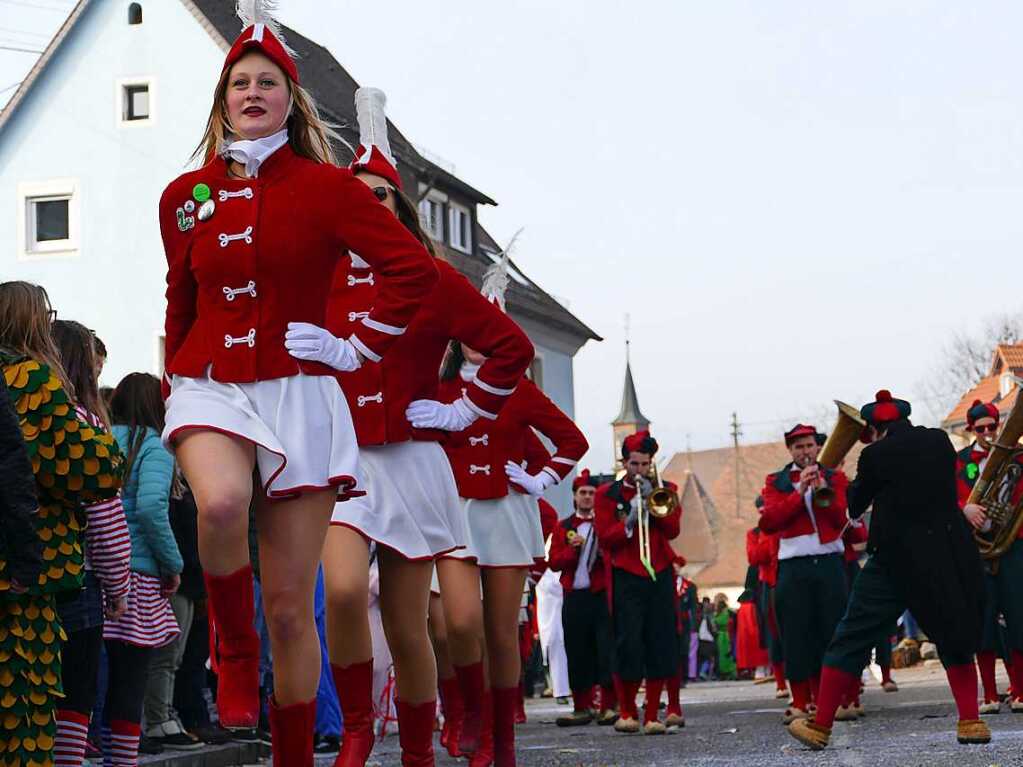 2400 Hstrger, Blaskappeln, Guggemusiken und Narrencliquen verwandelten Zarten beim Jubilum der Schlangenzunft in einen wahrhaftigen Hexenkessel.