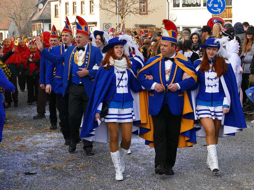 2400 Hstrger, Blaskappeln, Guggemusiken und Narrencliquen verwandelten Zarten beim Jubilum der Schlangenzunft in einen wahrhaftigen Hexenkessel.