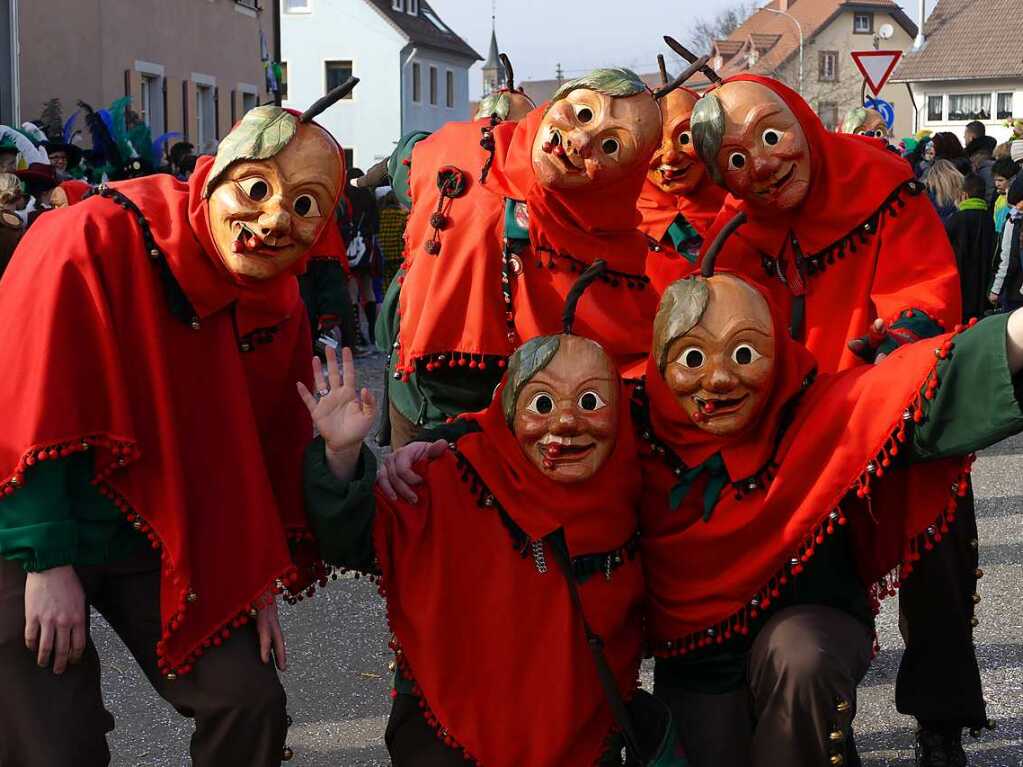 2400 Hstrger, Blaskappeln, Guggemusiken und Narrencliquen verwandelten Zarten beim Jubilum der Schlangenzunft in einen wahrhaftigen Hexenkessel.