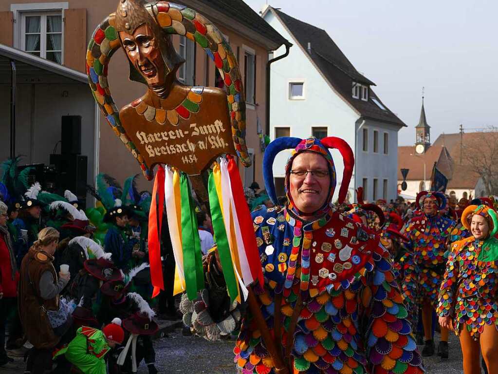 2400 Hstrger, Blaskappeln, Guggemusiken und Narrencliquen verwandelten Zarten beim Jubilum der Schlangenzunft in einen wahrhaftigen Hexenkessel.