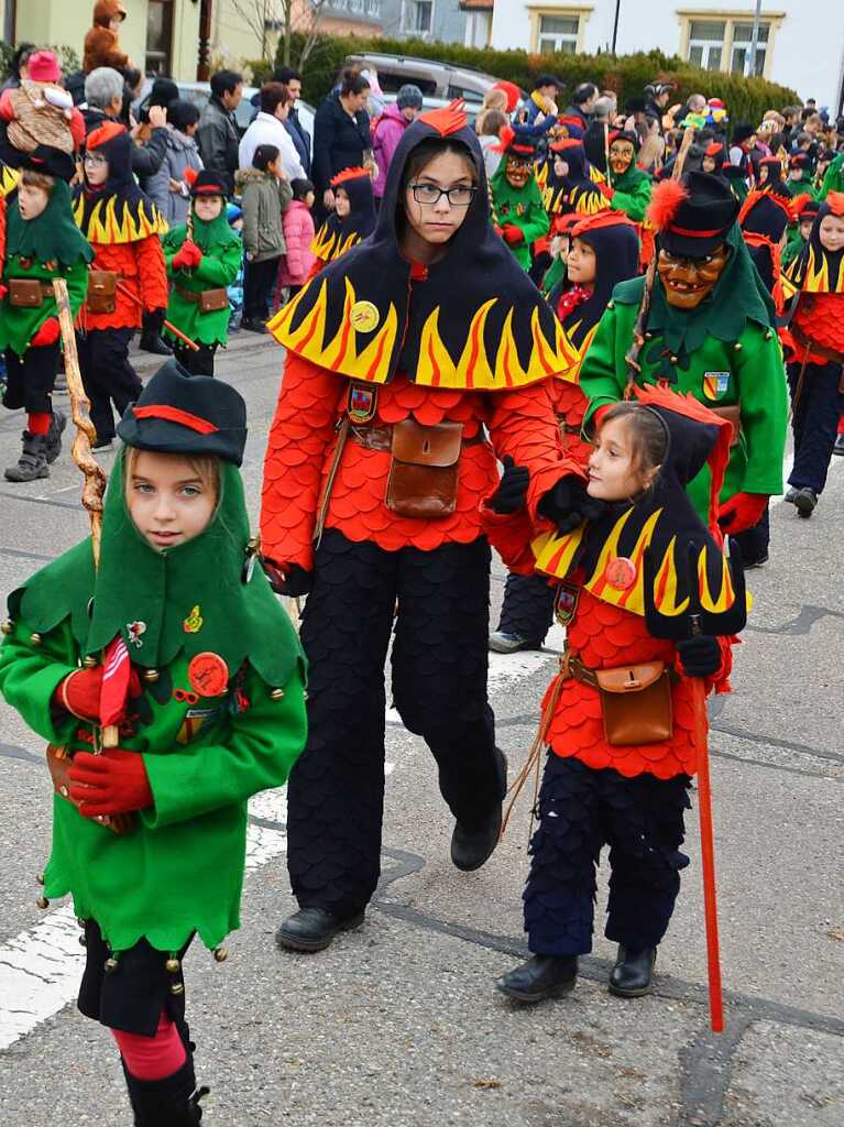 Impressionen vom Kinderumzug: Kinder der Johlia vom Vgelestei (Gutach) und kleine Feuerteufel aus Kollnau liefen zusammen