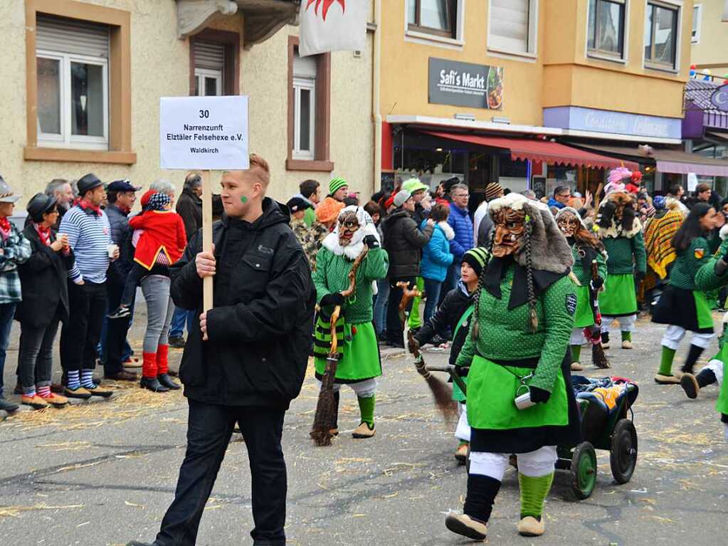 Impressionen vom Jubilumsumzug am Sonntag: Elztler Felsehexe