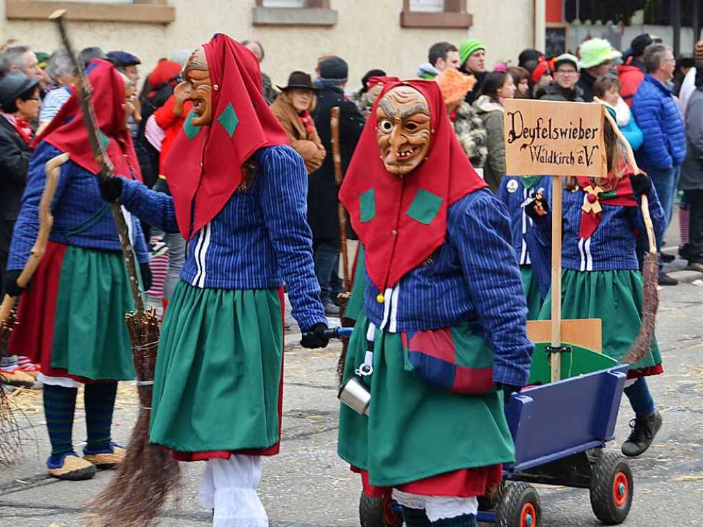 Impressionen vom Jubilumsumzug am Sonntag: Deyfelswieber Waldkirch