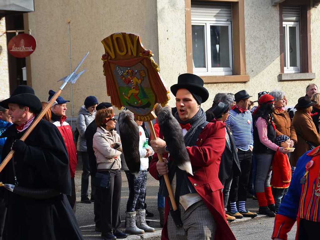 Impressionen vom Jubilumsumzug am Sonntag: Der Waldkircher OB geht als Tfelebue voran