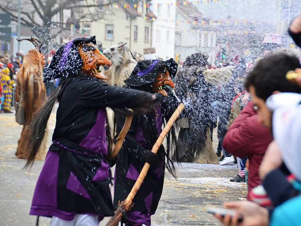 Impressionen vom Jubilumsumzug am Sonntag: Kohlenbacher Hexen