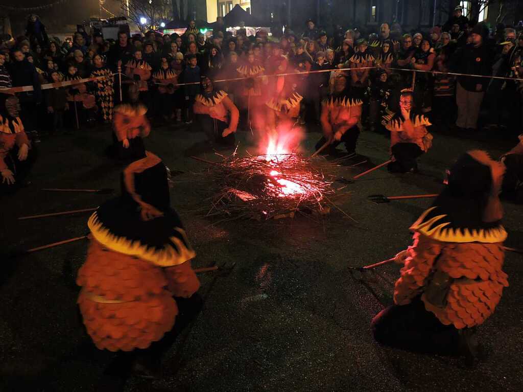 Impressionen vom Fackelumzug: Feuerteufeltanz am Rathaus