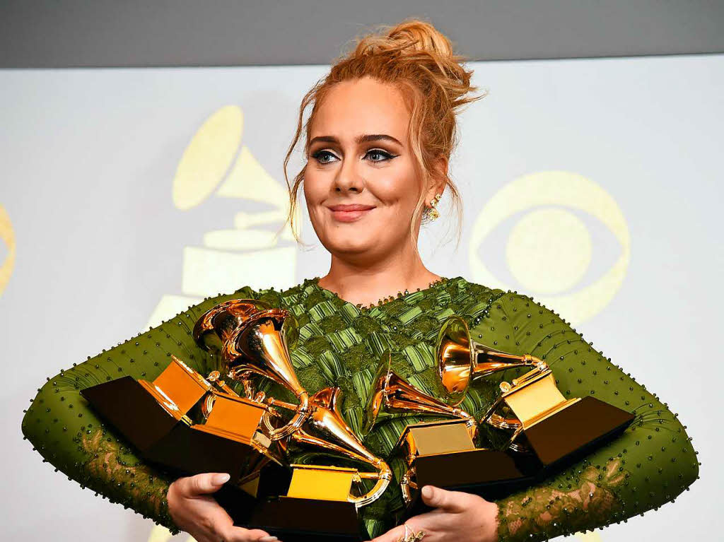 Adele mit ihren fnf Awards
