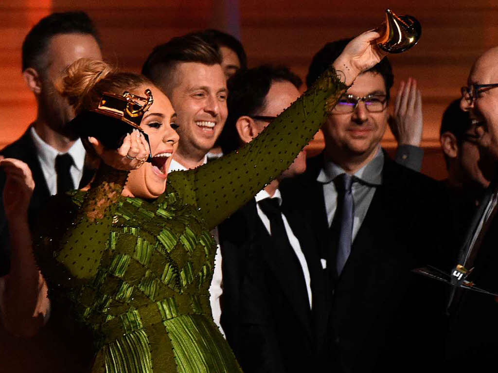 Adele feiert ihre Auszeichnungen.