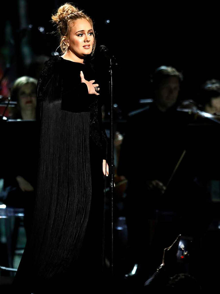 Adele  whrend einer Hommage fr den verstorbenen George Michael