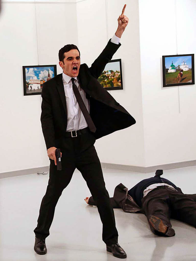 Das Foto des trkischen Fotografen Burhan Ozbilici von der Nachrichtenagentur AP zeigt den trkischen Polizisten, der am 19. Dezember 2016 in einer Galerie in Ankara (Trkei) den russischen Botschafter Andrej Karlow erschiet.