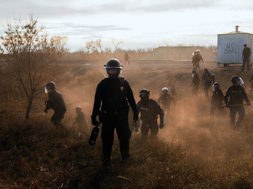 "Standing Rock" heit das Foto von Amber Bracken, das den ersten Preis im World Press Photo Wettbewerb in der Kategorie "Contemporary Issues, Stories" gewonnen hat: Es zeigt Polizisten in Morton County, USA. Dort  campieren Demonstranten gegen eine Pipeline, die durch das Territorium eines Indianerstamms fhren soll.