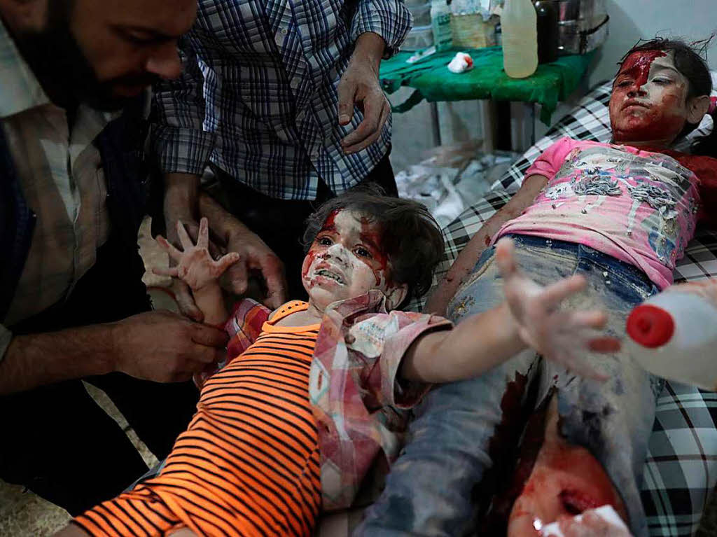 Ein verwundetes syrisches Mdchen weint in einem Behelfskrankenhaus in Douma (Syrien):  Sie wurde nach Berichten durch Luftangriffe der Regierung im Osten von Damaskus (Syrien) verletzt. Das Bild des Fotografen Abd Doumany von der Nachrichtenagentur AFP bekam den zweiten Preis in der Kategorie Spot News, Einzelbild.