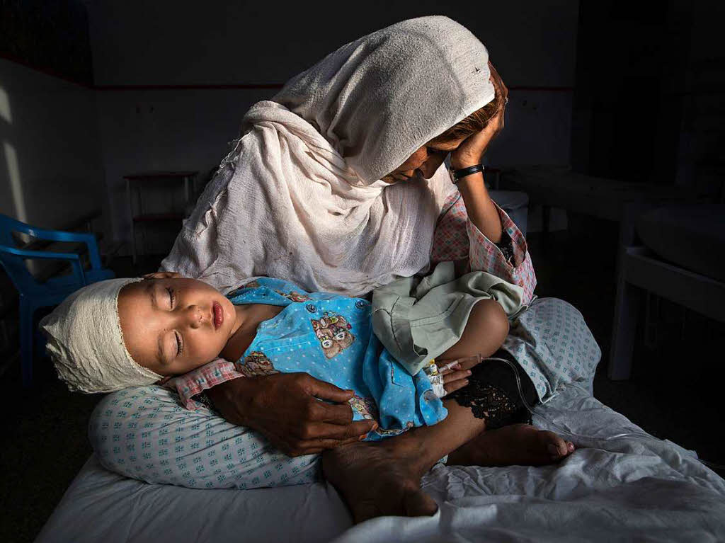 Erster Preis in der Kategorie Daily Life, Singles, fr Paula Bronstein fr Time Lightbox: Najiba hlt ihren zweijhrigen Neffen Shabir am 29. Mrz 2016 in einem Krankenhaus in Kabul im Arm. Er wurde von einer Bombe verletzt.