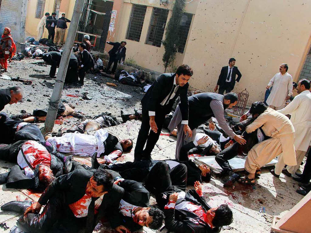 Erster Preis, Spot News, Singles, fr Jamal Taraqai, European Press Agency: Anwlte helfen ihren verletzten Kollegen nach einer Bombenexplosion in Quetta, Pakistan, am 8. August 2016. 70 Menschen starben, als eine Bombe zwischen Anwlten und Journalisten explodierte.