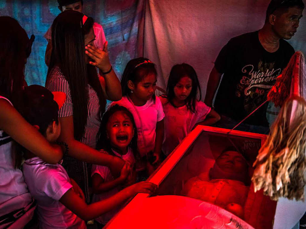 Unbekannte verschleppten und ermordeten den Vater der sechsjhrigen Jimji und einen Bekannten aus der Nachbarschaft in Manila, Philippinen. Das Foto von Daniel Berehulak wurde mit dem ersten Preis „General News, Stories“ ausgezeichnet.