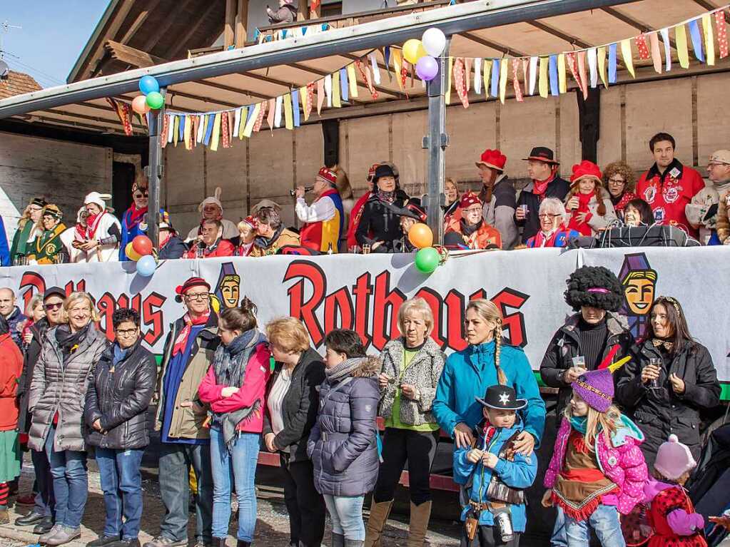 Festumzug zum 37. Kleggau Narrentreffen in Birkendorf. Fest-Tribhne