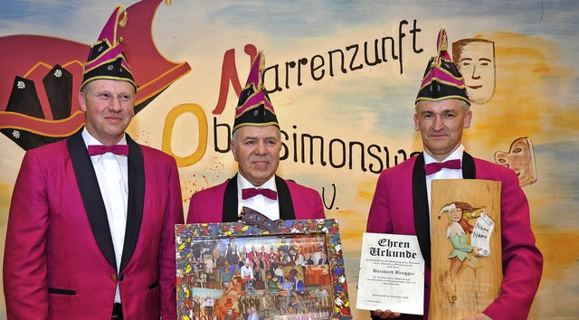 Christian Zimber ehrte die treuen Elfe...ger fr 25 Jahre Narretei (von links).  | Foto: Horst Dauenhauer