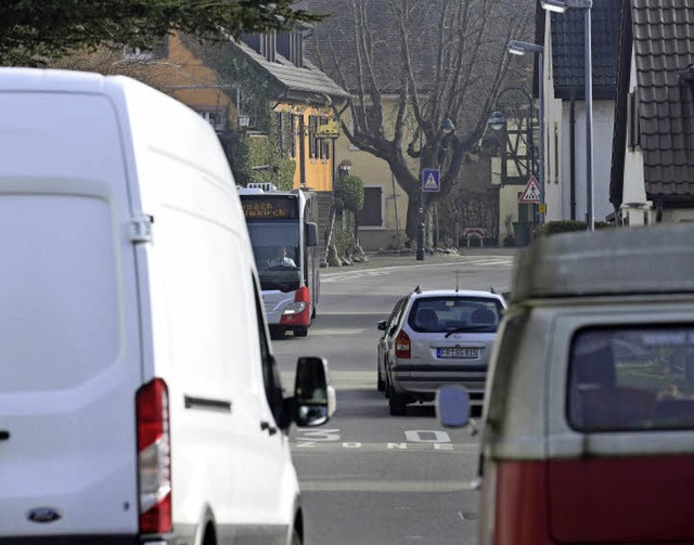 In Lehens Breisgauer Strae geht es im... den Verkehr gleich ganz lahmzulegen.   | Foto: Ingo Schneider