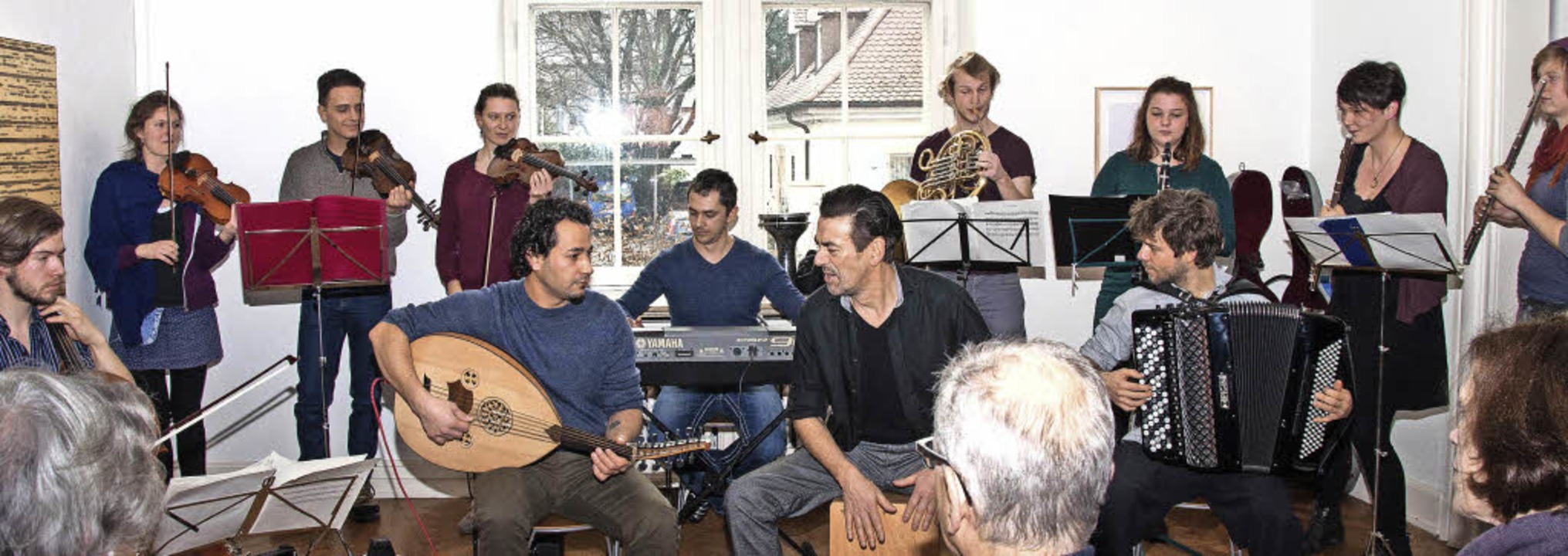 Das Heim- und Fluchtorchester beim Kon...der Bildmitte Bandleader Ro Kuijpers.   | Foto: Helmut Rothermel