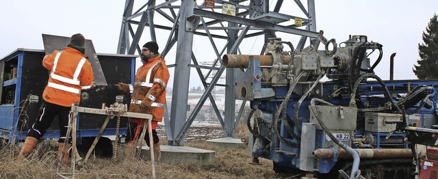 Unter Zuhilfenahmen einer hydraulische...tief auf etwaige Hohlrume untersucht.  | Foto: Martha Weishaar