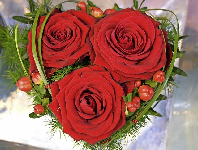Rote Rosen sind der Klassiker zum Valentinstag...  | Foto: Gollin