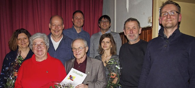 Ausgezeichnet: Stefan Drexler (rechts)...ngagierte Mitglieder des TV Hgelberg.  | Foto: Gabriele Poppen