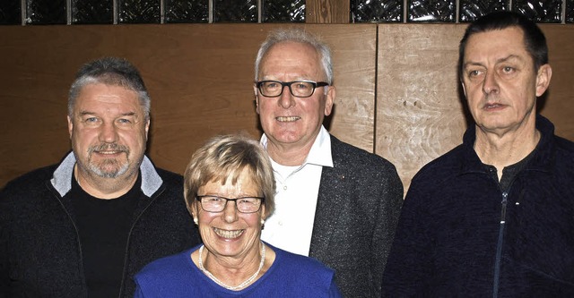 Beim Turnverein Brombach ehrte Thomas ...ue Ehrenmitglied Gerd Ruser (rechts).   | Foto: Paul Schleer