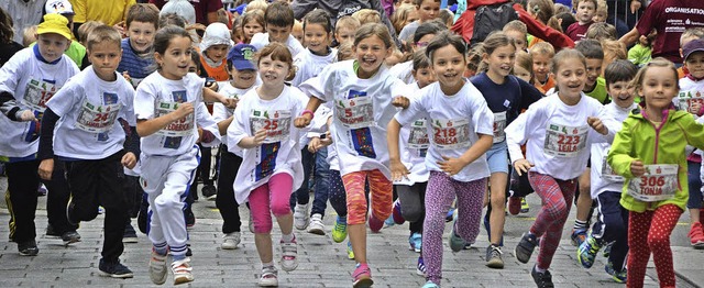 Wie sportlich Erstklssler sind, ermit...hule. Hier rennen Kinder am Stadtlauf.  | Foto: Barbara Ruda