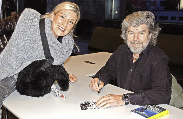 Volksnaher Held: Reinhold Messner gab ...fenburg eine Unmenge von Autogrammen.   | Foto: Hubert Rderer