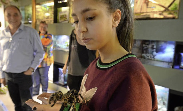 Yasmine Benkhalef hat sich schnell an ...er Praktikantin in seinem Zoogeschft.  | Foto: Rita Eggstein