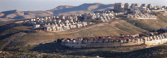 Die jdische Siedlung Maale Adumim rag...ss sie mit Jerusalem verbunden werden.  | Foto: AFP/Inge Gnther (3)
