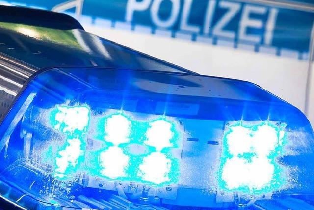 Autos prallen erst gegeneinander, dann gegen Hauswand