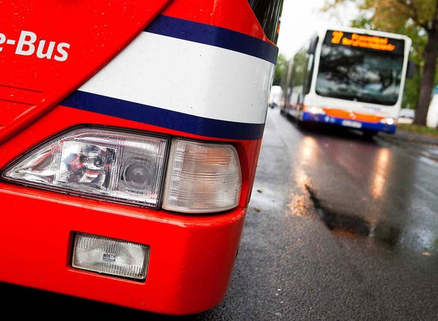 Zwei Verletzte: Ein Bus ist auf ein Auto aufgefahren (Symbolbild).  | Foto: Frank Rumpenhorst