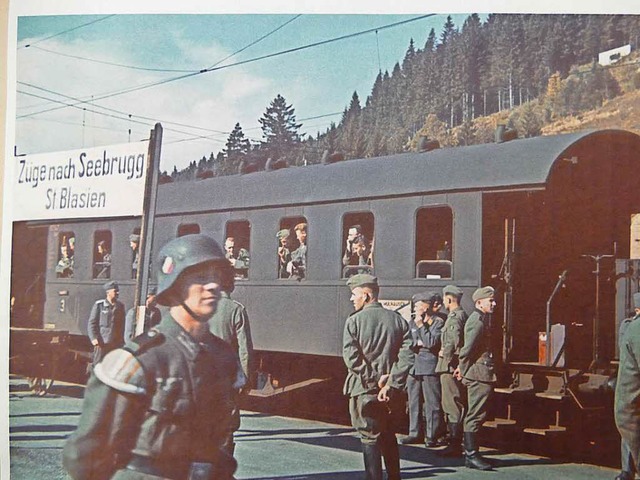 Zug auf Gleis 1 am Bahnhof Titisee, ve...port fr Soldaten  in den Fronturlaub   | Foto: Archiv Schmider
