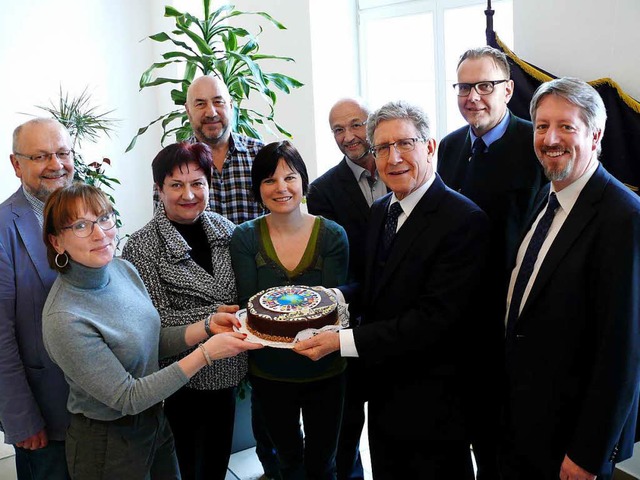 Mitarbeiterinnen und Mitarbeiter der S... speziellen World Mayor-Torte begrt.  | Foto: Privat