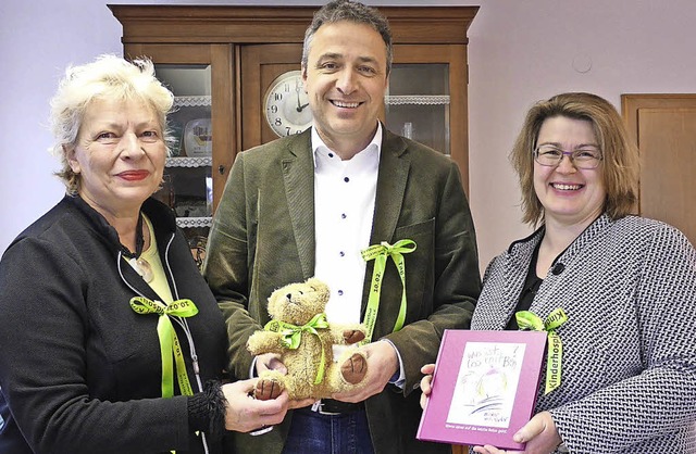 Den ersten Teddy mit grner Schleife e...treterin  Corinna Frste berreicht.    | Foto: Felix Mark