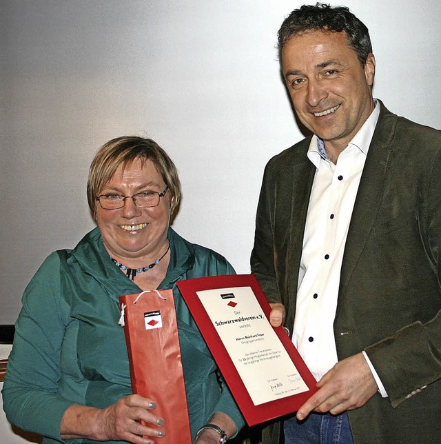 Brgermeister Feser  gehrt seit 25 Ja.... Vorsitzende Doris Vogel ehrte ihn.    | Foto: Hans-Jochen Kpper