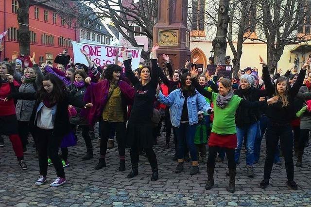 One Billion Rising: Frauen und Mnner tanzen auf dem Rathausplatz gegen die Gewalt an Frauen