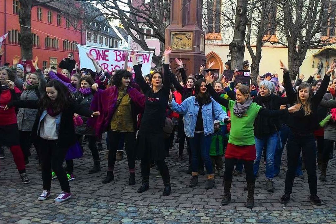 One Billion Rising Frauen Und Männer Tanzen Auf Dem Rathausplatz Gegen Die Gewalt An Frauen 