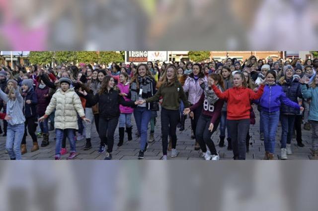 Mehr als eintausend Mädchen und Frauen tanzen gegen Gewalt