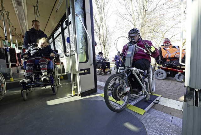 Arno Becker rollt zur Probe mit seinem...n die Straenbahn am VAG-Betriebshof.   | Foto: ingo schneider