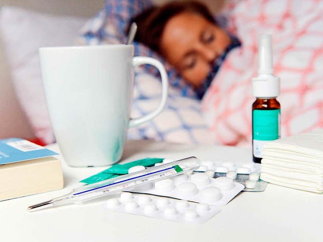 Viel Schlafen ist bei Grippe wichtig.  | Foto: dpa